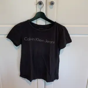 Mörkgrå t-shirt från Calvin Klein i storlek: XS