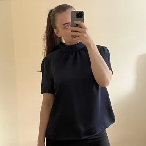 Blus - Mörk blå blus i jättebra skick 