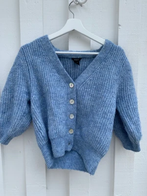 Kortärmad kofta - Säljer denna kortärmade kofta, perfekt till sommaren, går även att bara ha den uppknäppt. Hör av er vid frågor 💞