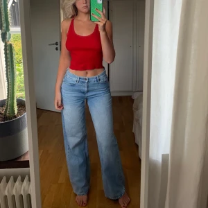 Lågmidjade jeans - Lågmidjade blå jeans från Junkyyard! Använda ett fåtal gånger och förtjänar att komma till mer användning❤️ Jag är 170 cm.