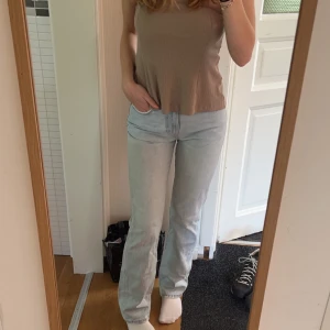 Ljusblåa jeans  - Ljusblåa jeans, midja 25 och längd 32, byxorna är lågmidjade men skulle mer säga att dom är midwest. Tyck inte på köp nu! 