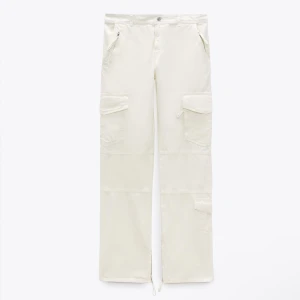 Zara low waist cargo pants  - Hej! Säljer dessa cargopants då de tyvärr inte kommer till användning. Passar bra i längden för mig som är 170 lång. Storlek 36 men kan även passa 38 (har oftast storlek 38 i ref.) . Använd ett fåtal gånger men är i bra skick! Skriv vid funderingar🤍