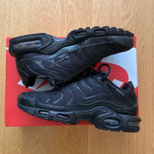 Nike Air max plus svart - Jag säljer mina air Max plus för att jag inte använder dem längre med dem är i rätt bra skick 