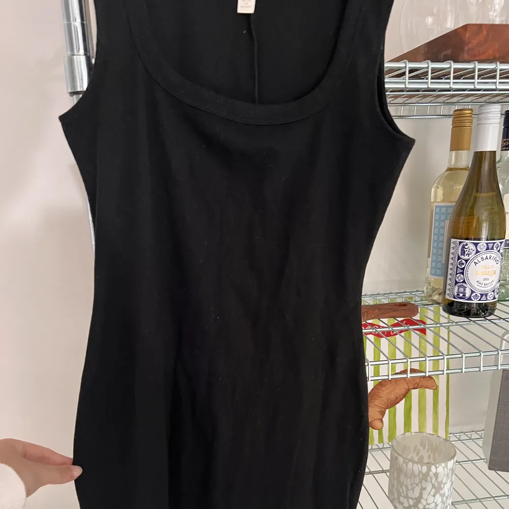 Snygg basic klänning från H&M🌸♥️ Enbart testad, i storlek S🤗🙋🏼‍♀️ Klänningen är kort . Klänningar.