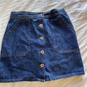 Jeans kjol  - Jätte snygg jeans kjol. Knappt använd 