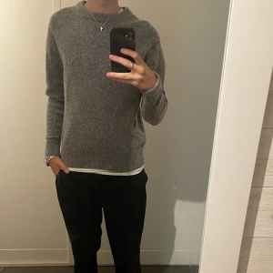 Stickad tröja - Säljer denna feta stickade tröja! Använd 2 gånger därav skicket 9/10! Kändes lite liten i min smak därför säljer jag den. Strlk M men skulle passa mycket bättre på en XS eller S.