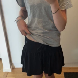 Kjol - Jag säljer dessa shorts som ser exakt ut som en kjol. Den har aldrig kommit till användning (nyskick) hoppas nån köper org pris är 99kr. Den är i stl S men passar mig som har xxs-xs. Kontakta om du är intresserad eller vill ha fler bilder❤️