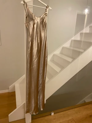 Fest klänning - Oanvänd, helt oanvänd klänning från ASOS. Strl. 34. Öppen rygg. Tag sitter kvar. Champagne färg. Jättefin! Säljer då jag använde en större storlek, vid bud eller frågor så är det bara att skriva till mig💖💘