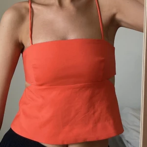 Oranget linne från Zara - Linne från zara i jättefin orange färg, dock väldigt tight över brösten