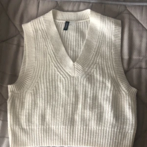  Stickad tröja - Jätte fin tröja som e andvänd 2 gnr 💗pågrund av storleken 💗😘