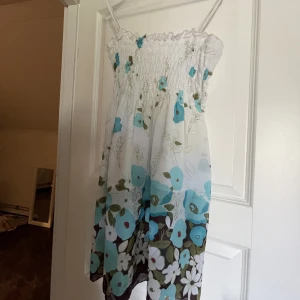 Sommar klänning - Super fin och skön sommarklänning med justerbara axelband😇 Ingen lapp i klänning men troligtvis small men skulle lika va medium oxå 