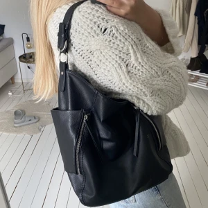 Stor svart väska - Svart väska i väldigt bra skick från åhlens 🖤