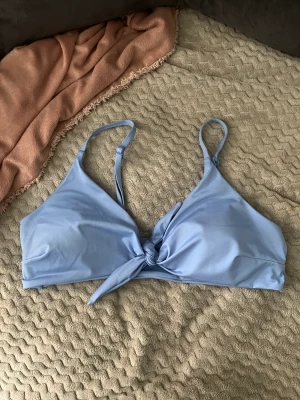 Bikinitopp - Nästan helt ny bikinitopp som endast använts fåtal gånger! Super söt och säljs endast för att den inte passar! Älskar färgen! 
