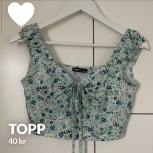 Topp - Blommig topp med band från SHEIN Använd fåtal gånger