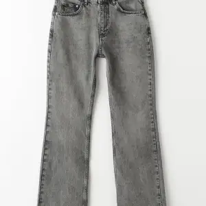 Grå jeans från Gina, dem e inte så andvände lite små och korta för mig( jag är 165)🤍