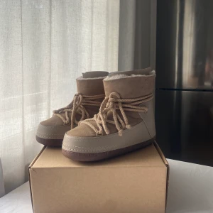 INUIKII SKOR - Inuikii skor köpta i vintras. Måste tyvärr sälja eftersom de var för små! Använda två gånger. Syns dock inte🫶🏼inga skador heller🤍Nypris 2300kr, går inte heller att beställde heller längre❣️TRYCK INTE PÅ KÖP DIREKT