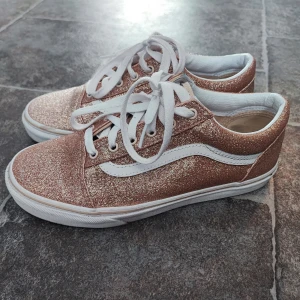 Glittriga Vans strl 38,5 - Rose gold glittriga Vans,old skool, storlek 38,5 (mäter 24,5). Blev för stora för mig, provade lite bara så nästan nya. 