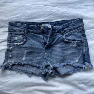 Supersnygga lågmidjade jeansshorts med slitningar!💓