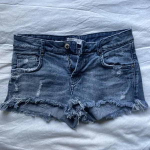 Lågmidjade jeansshorts  - Supersnygga lågmidjade jeansshorts med slitningar!💓