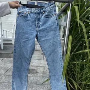 Sparsamt använda fina Weekday jeans i stilen WIRE. Midi längd i midjan och rak passform. Storlek 25/32💗