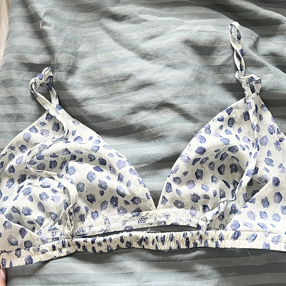 SÅ FIN bralette i skönt tyg från na-kd i strl XS! Aldrig använd så precis som ny! Perfekt under en vit mesh eller Kashmir topp!💕 använd gärna köp nu🤍. Toppar.