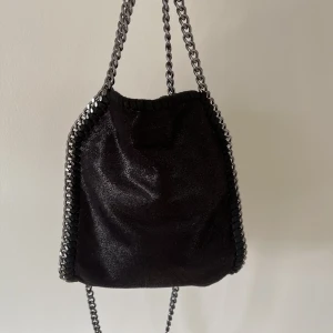 stella mccartney liknande väska  - säljer den stella mccartney liknande väskan, ny skick, sällan använd 💗priset är prutbart vill bara bli av med den💗