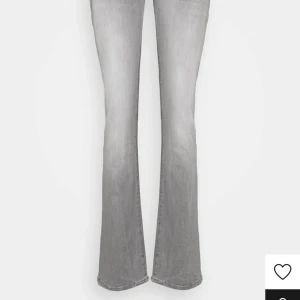 Lågmidjade jeans LBT - Säljer mina lågmidjade jeans som är ljusgråa. Nypris är 829. Dem är i bra skick och sparsamt använda. Passar mig bra som är 175 och oftast har storlek 34/36. 