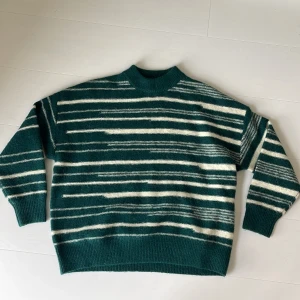 Stickad tröja  - Köpt på junkyard i vintras, aldrig använd nypris 400. Köparen står för frakt