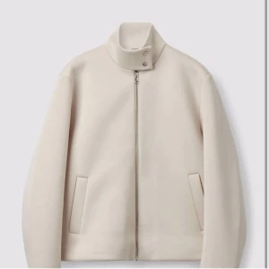 Cos jacka - Hej, jag säljer min jacka från Cos i storlek S. Skriv om ni är intresserade eller har några frågor💗🙌🏼