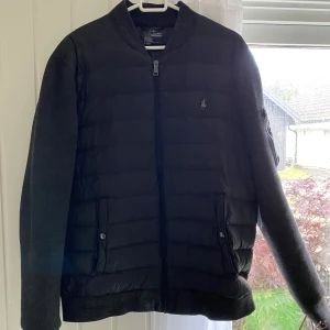 Ralph lauren cardigan - Säljer min raffe cardigan, 2600 nypris. Säljer den för den har blivit lite liten. Hör av er för frågor!