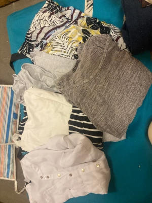 Damkläder  - Ca 22 plagg för tjej/dam det finns toppar, blusar och byxor m.m.