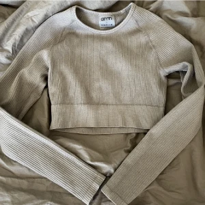 Aimn träningströja  - Tröja från aimn i storlek S, använd 2 gånger då den är lite liten för mig😊