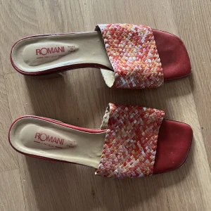 Vintage sandaler - Storlek 38! Säljer för att de tyvärr är för smala för mig. Passar någon med inte allt för bred fot 💕