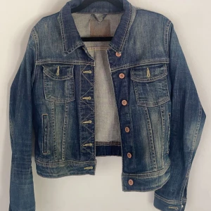 Jeans jacka  - Säljer nu min väldigt snygga croppade jeansjacka från Gina. Den är i storlek L men passar mig som vanligtvis är S. Jackan är i bra skick. Köparen står för frakten, ingår INTE i priset💗💗