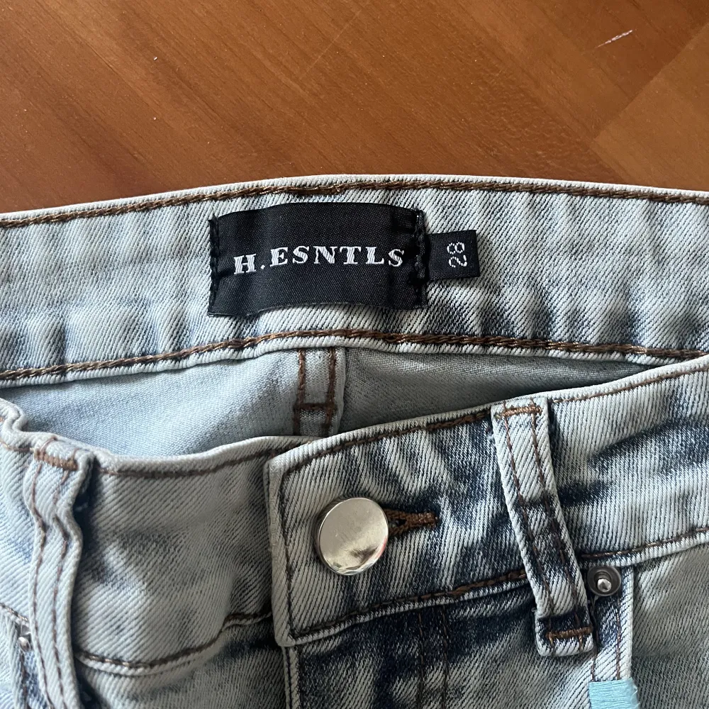 Relativt ”skinny” jeans med både hål och färgstänk. Nästan helt nya, endast använda 3 gånger. Storlek 28. Jeans & Byxor.