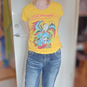 Gul Ed Hardy tröja - Köpt second hand, bra skick, aldrig använda av mig!!