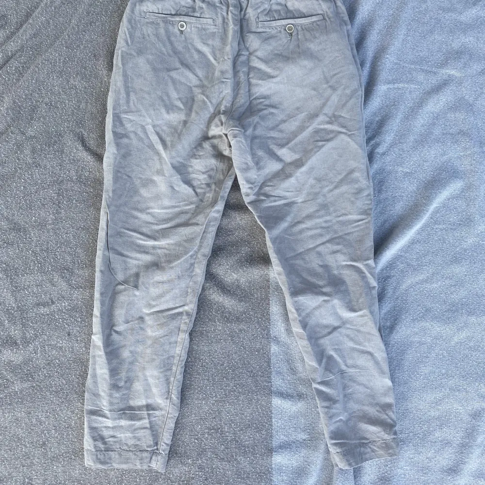 Ett par så fina herr linne byxor men lite kortare och mindre i storleken. Använt en till två gånger.. Jeans & Byxor.