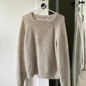 Stickad tröja - Fråga Carin Wester. Ganska välanvänd men har inga hål eller liknande. Köparen står för frakt. Skriv vid intresse!🩷