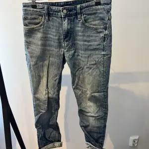 Mörkblå denim jeans från crocker  Använda i bra skick  Nypris 699kr Skick 6/10