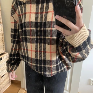 Rutig vintage tröja - Säljer denna väldigt oversized rutiga beiga, röda och svarta tröja,  köpt secondhand❤️🖤