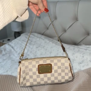 Louis Vuitton - Eva damier azur - Intressekoll!!! Eva damier azur cloth väska från Louis vuitton. Köpt på vestiarie. Kommer med kvitto, äkthetsbevis och dustbag (serienummer bild nr 3). 