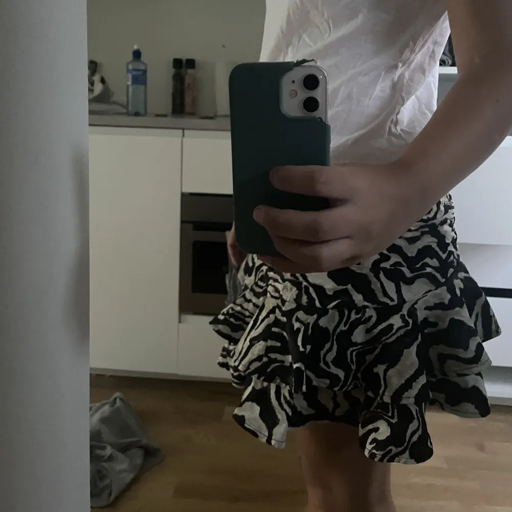 En fin zebra kjol som inte kommer till användning . Kjolar.