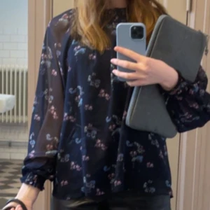 marinblå blus - Superfin mesh blus från lager 157, inga tecken på användning! 