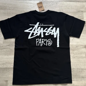 Stussy Paris tee - Stussy paris Tee Helt oanvänd Ny med tags 