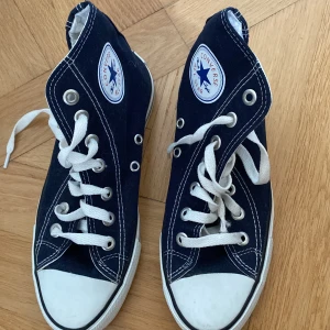 converse  - säljer mina mörkblåa converse i storlek 38, aldrig använda o i superfint skick. Ej säker på om de e äkta då ja köpte de på plick💓😇