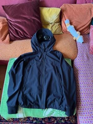 Cp company jacka - En fin skaljacka i nyskick. Sparsamt använd runt 2 gånger. Storlek it54 men passar L och XL, kan passa M men sitter lite pösigt. Nypriset ligger mellan 3500-4000kr. Mitt pris är ganska fast men kom med erbjudanden.