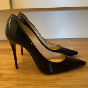 Äkta Christian Louboutin i modellen Kate 100mm köpta i Savannahs Stockholm. Använda 2 gånger endast. 