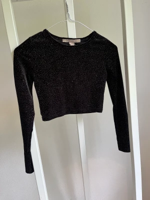 Svart glittrig set - Säljer ett svart glittrig set från Nly trend i storlek xs/34, nyskick💕