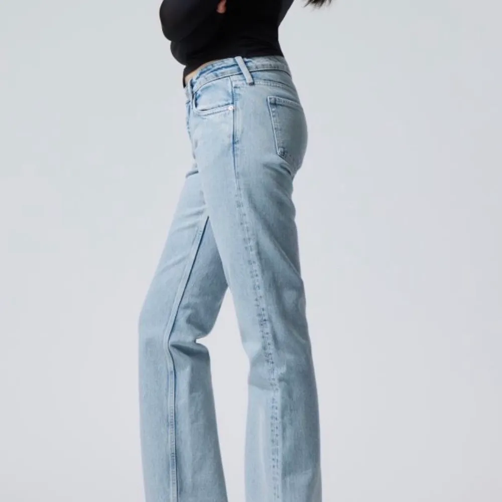 Jätte fina jeans i ny skick som jag tyvärr behöver sälja för att dom inte passar längre, ny priset är 590kr🤍. Jeans & Byxor.