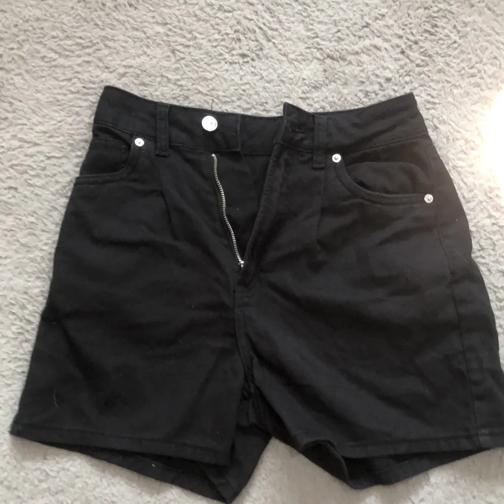 H&M svarta shorts storlek 32. . Shorts.